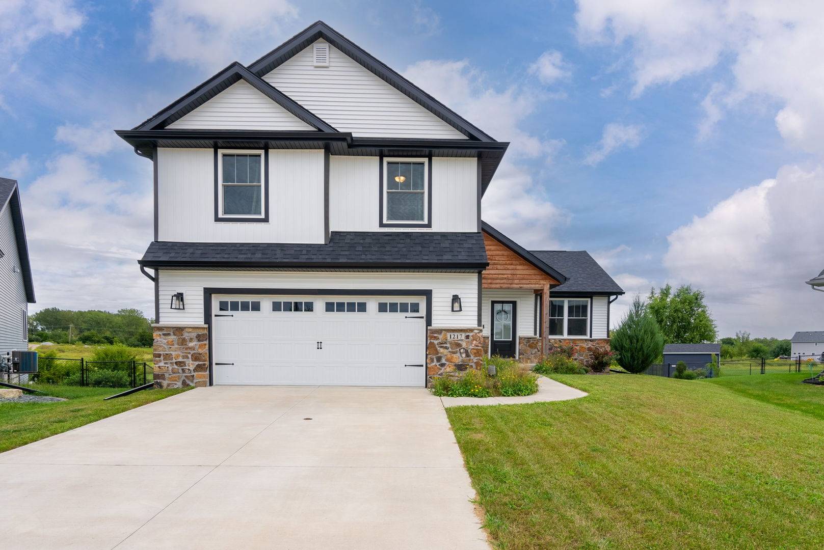 1217 W 64th ST, Davenport, IA 52806