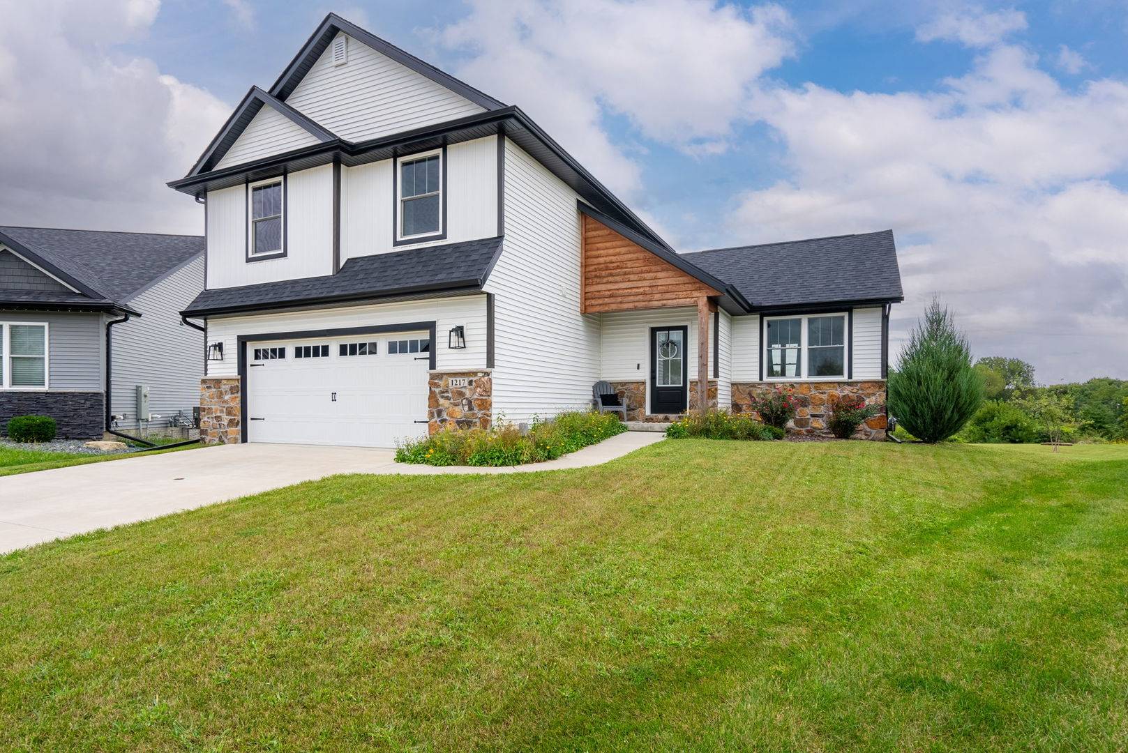 1217 W 64th ST, Davenport, IA 52806