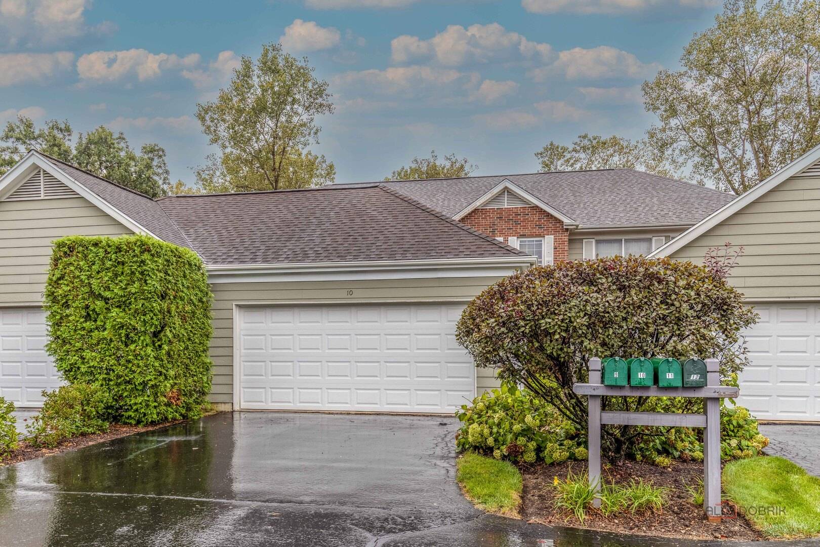 10 Newcastle LN, Lincolnshire, IL 60069