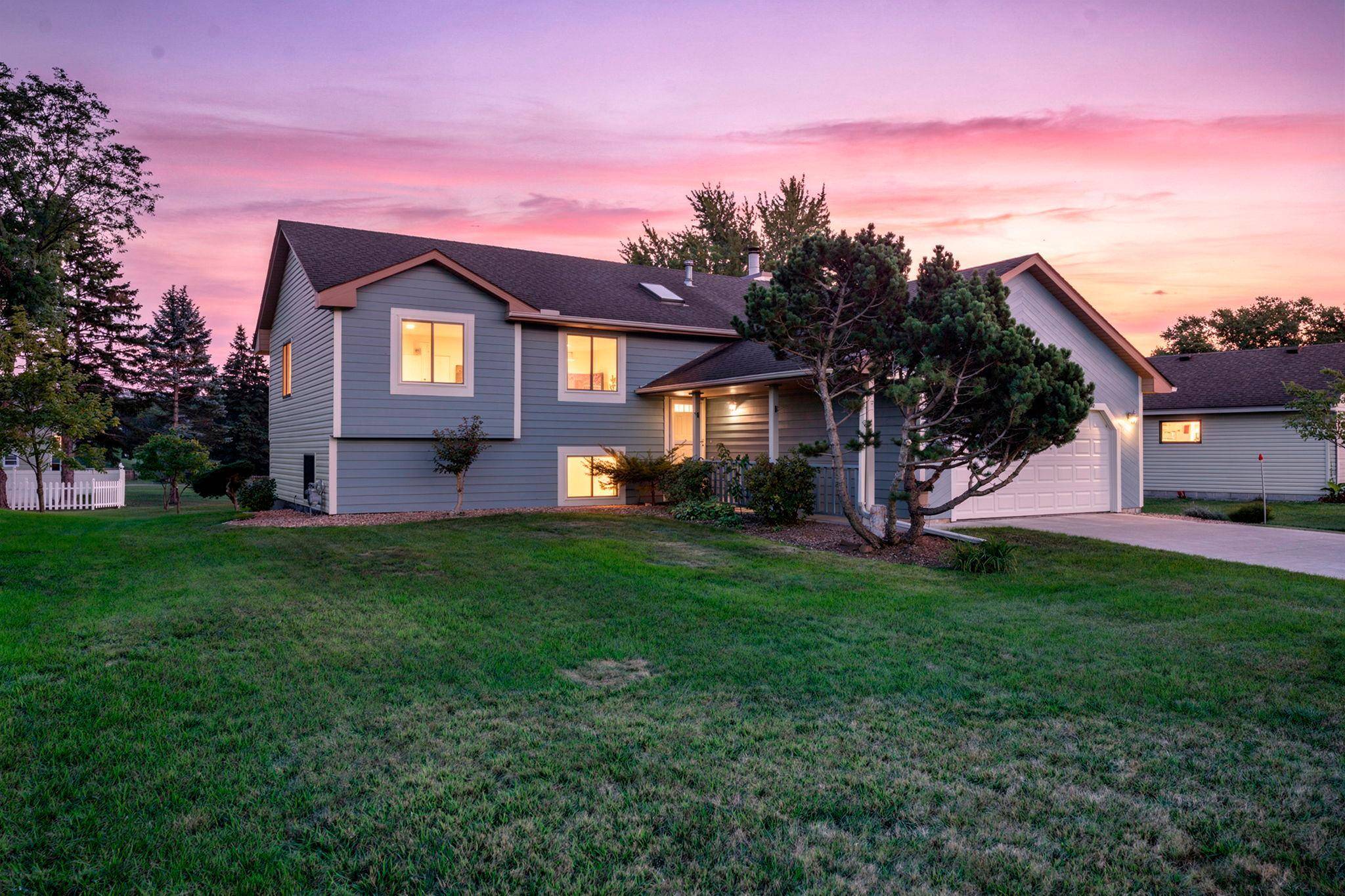 1013 Rushmore DR, Burnsville, MN 55306