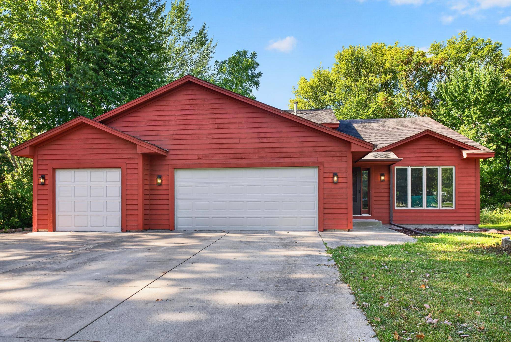 2633 Nightingale CT, Chaska, MN 55318