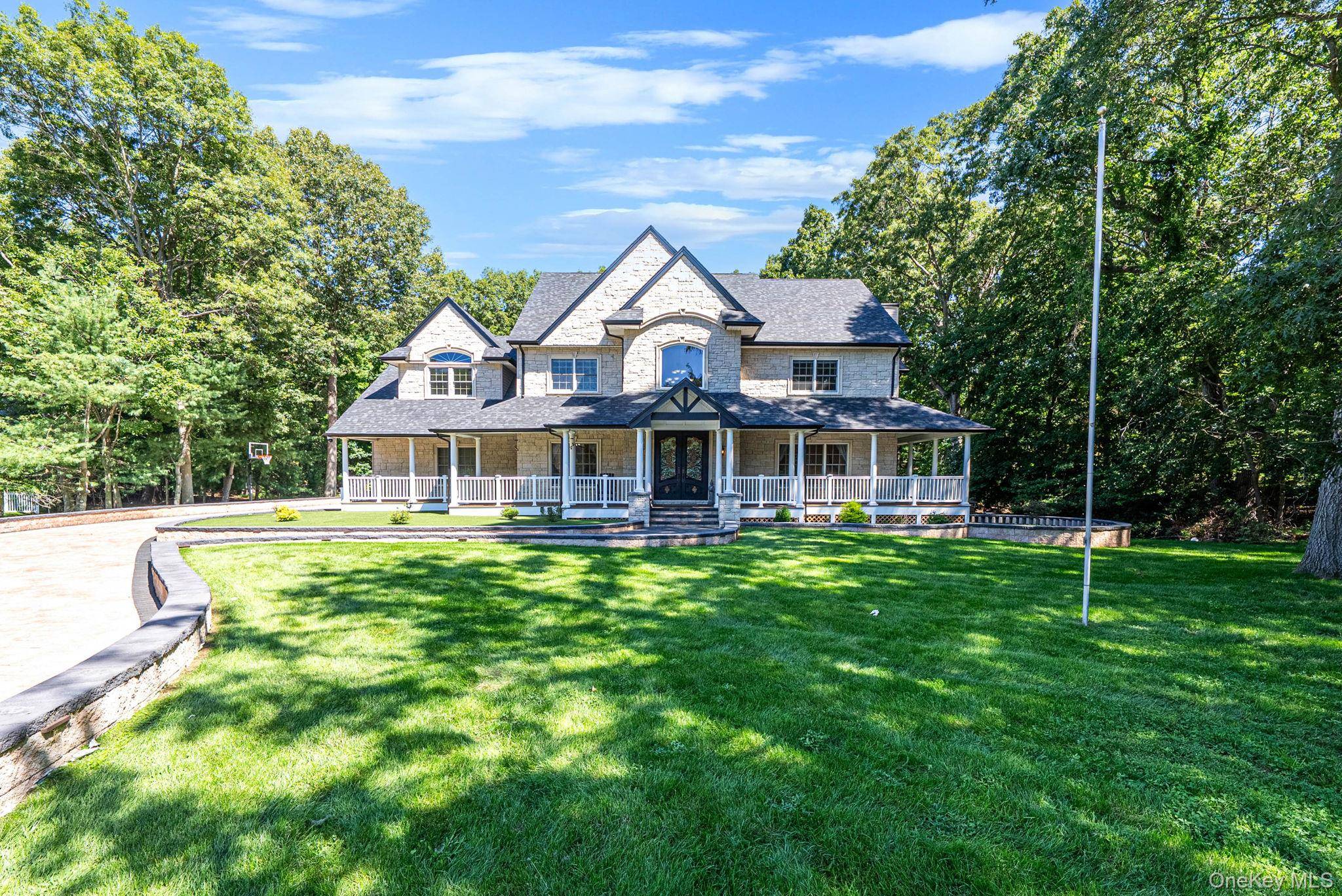 3 Dionne CT, Northport, NY 11768