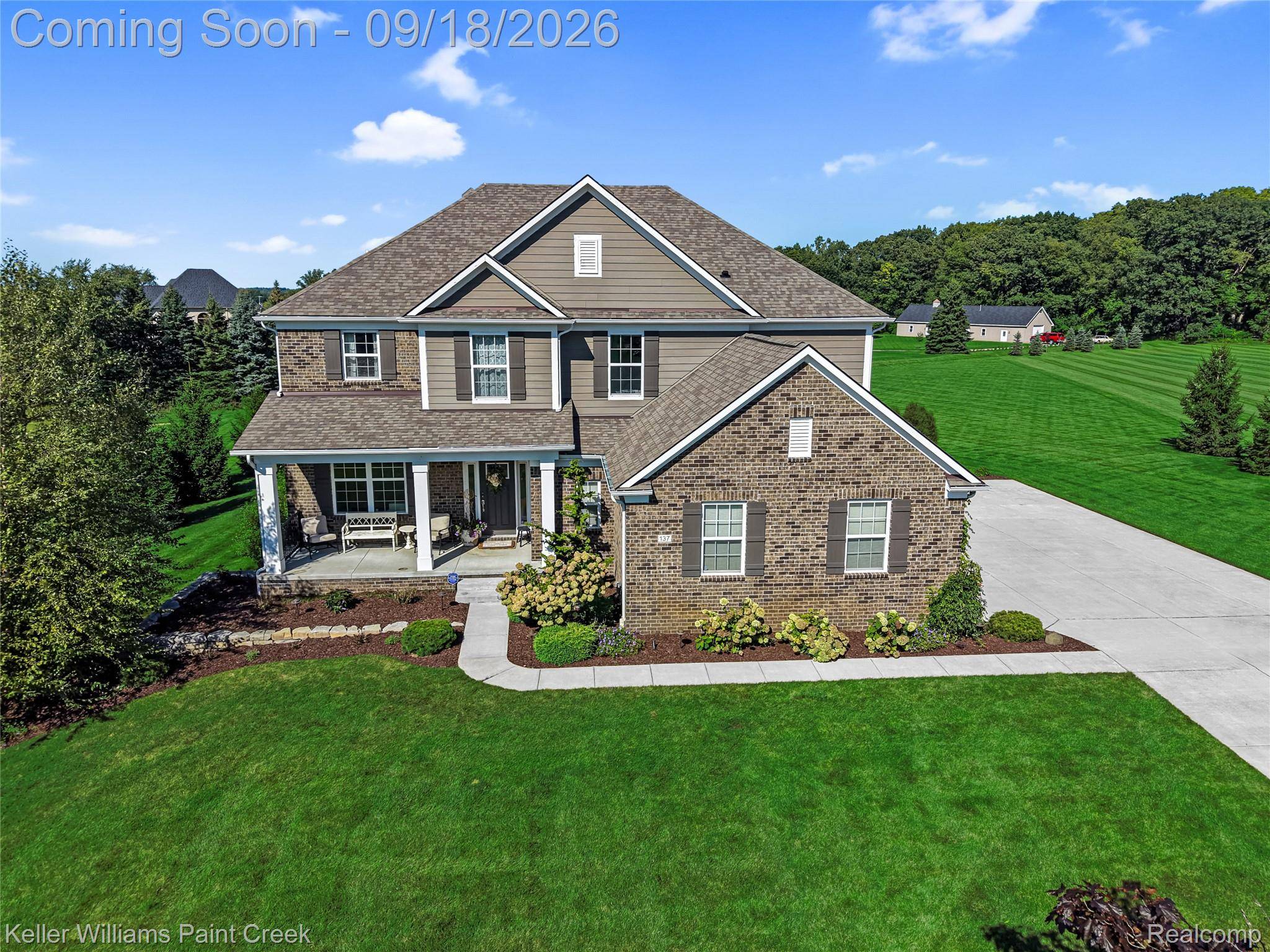 137 Crestview DR, Oakland Charter Township, MI 48306