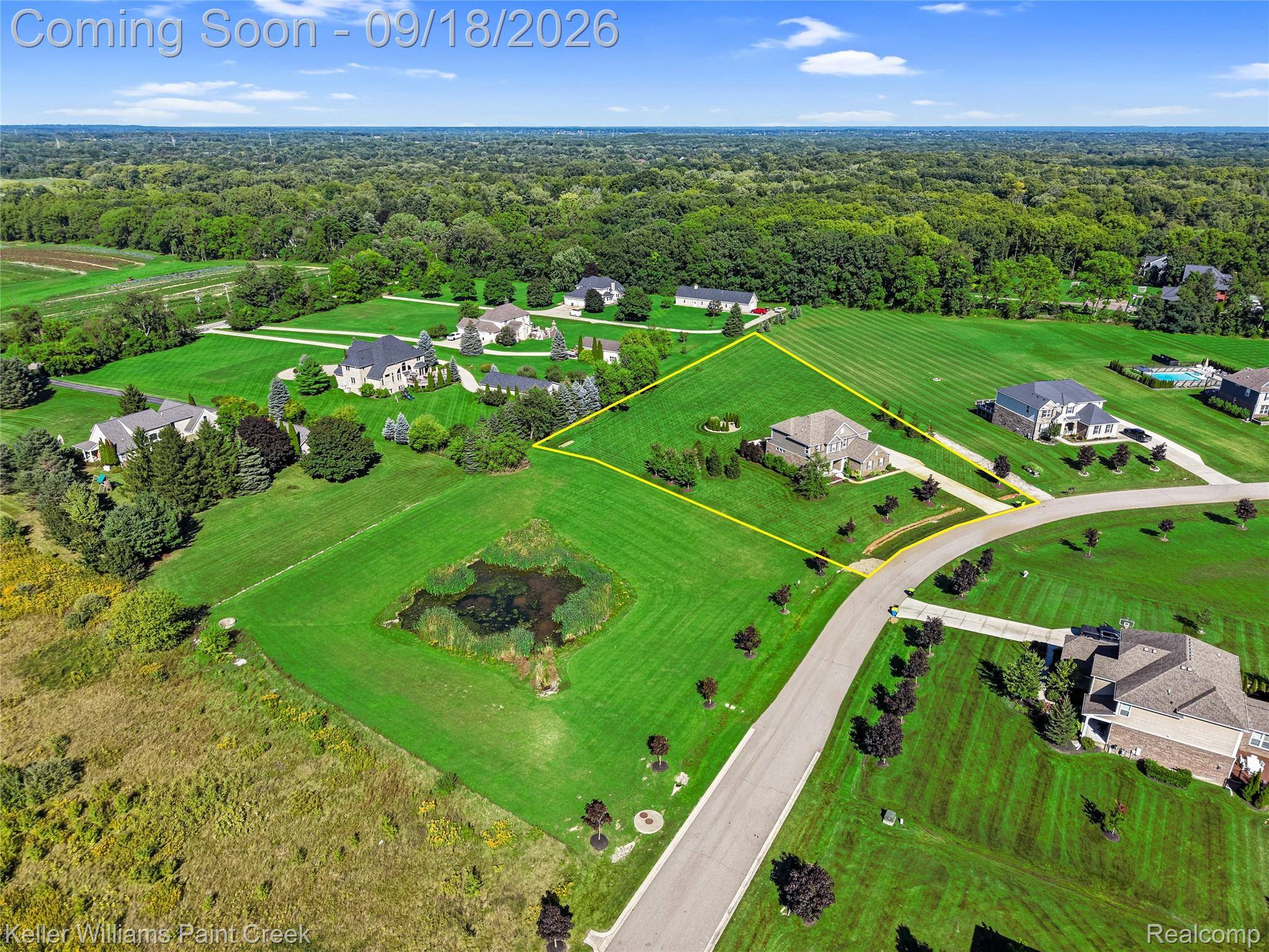 137 Crestview DR, Oakland Charter Township, MI 48306