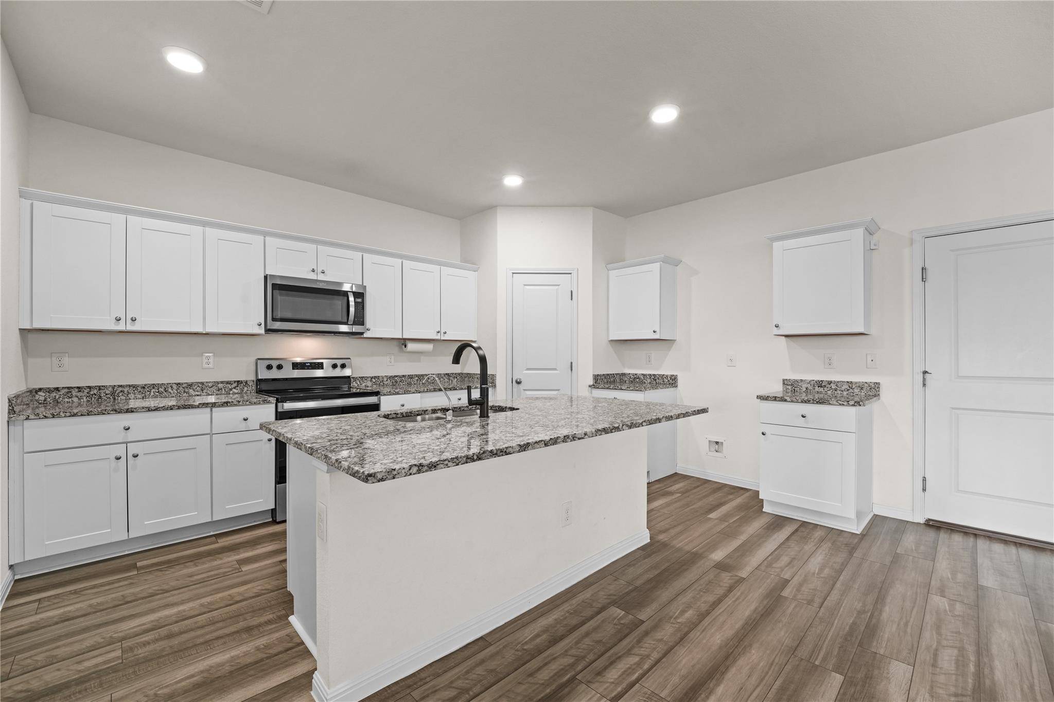 305 Red Fish LN, Hutto, TX 78634