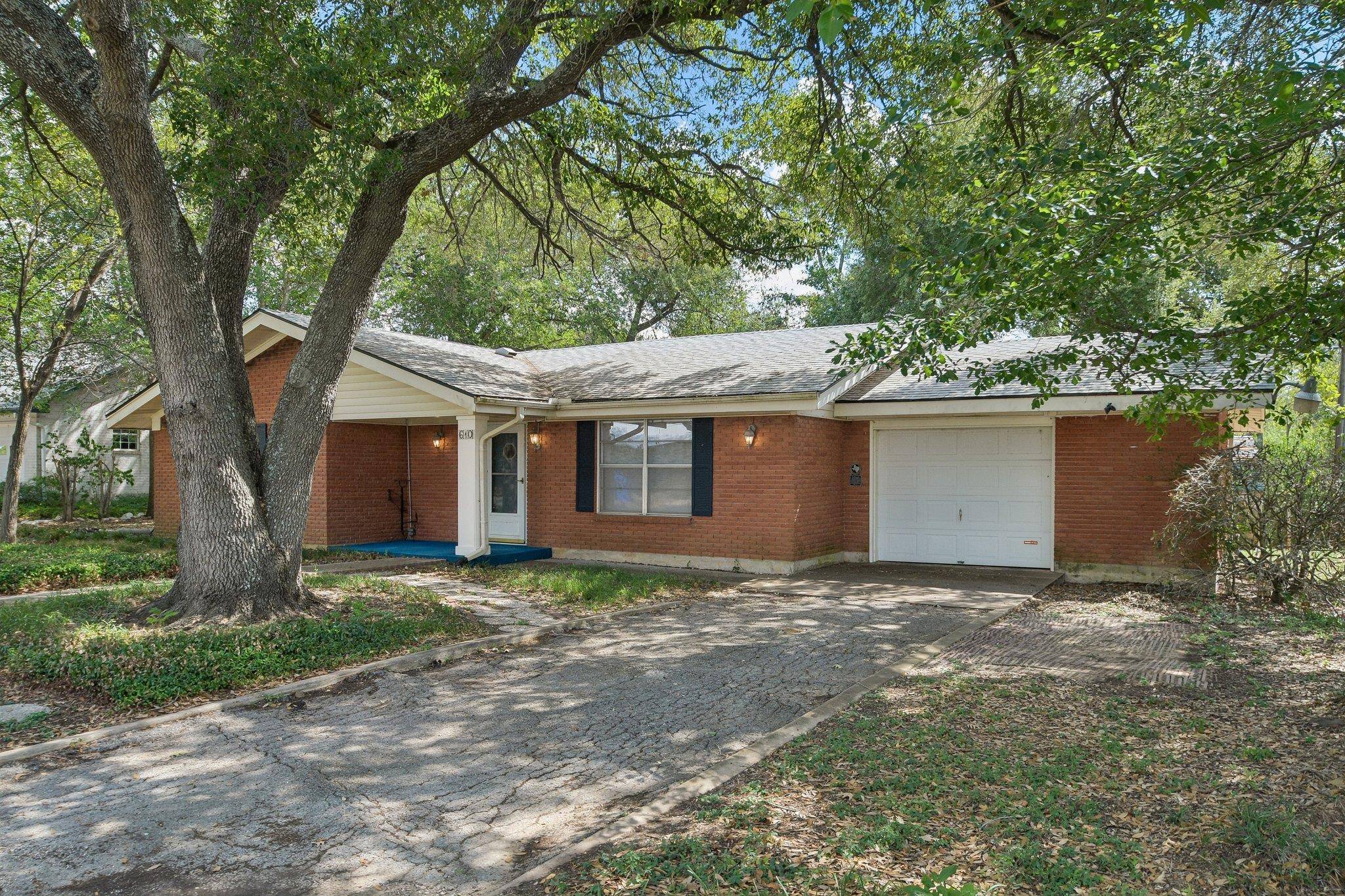 610 Mogonye LN, Elgin, TX 78621