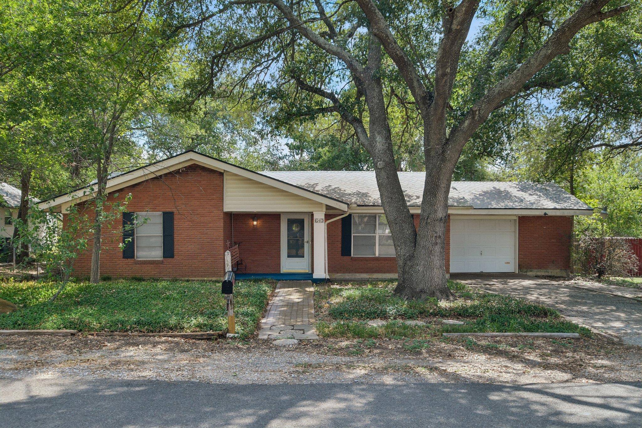 610 Mogonye LN, Elgin, TX 78621
