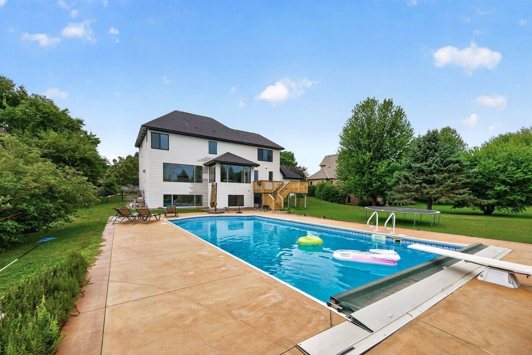 9140 Heritage WAY, Woodbury, MN 55125