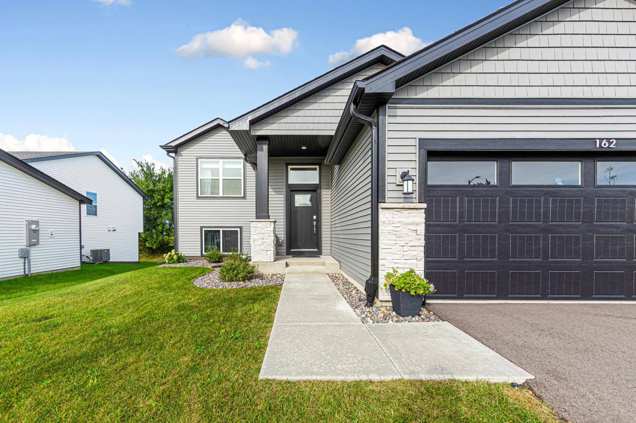 162 Ridgeview LN, Elko New Market, MN 55054