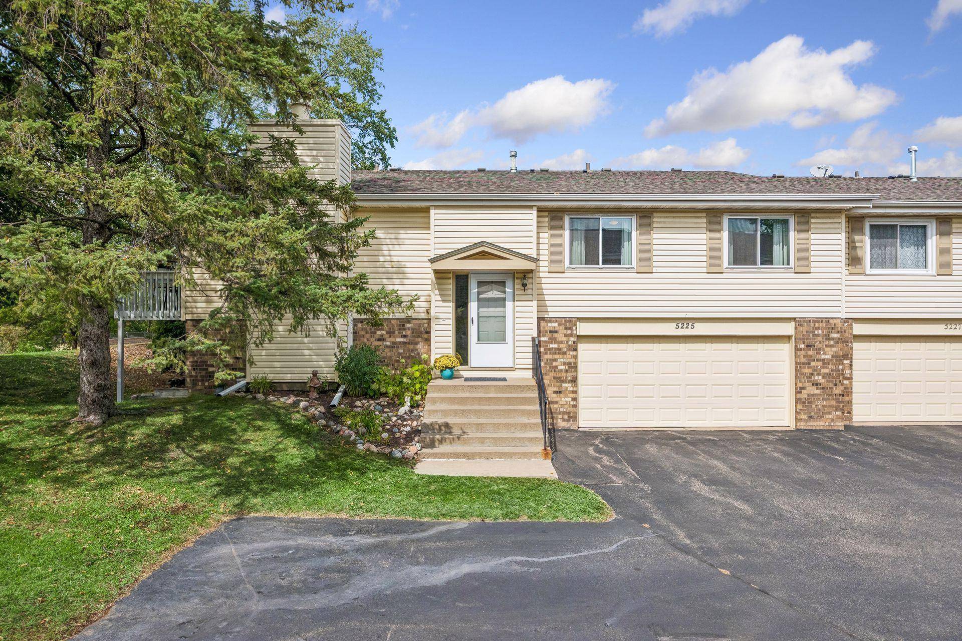 5225 Beachside DR, Minnetonka, MN 55343