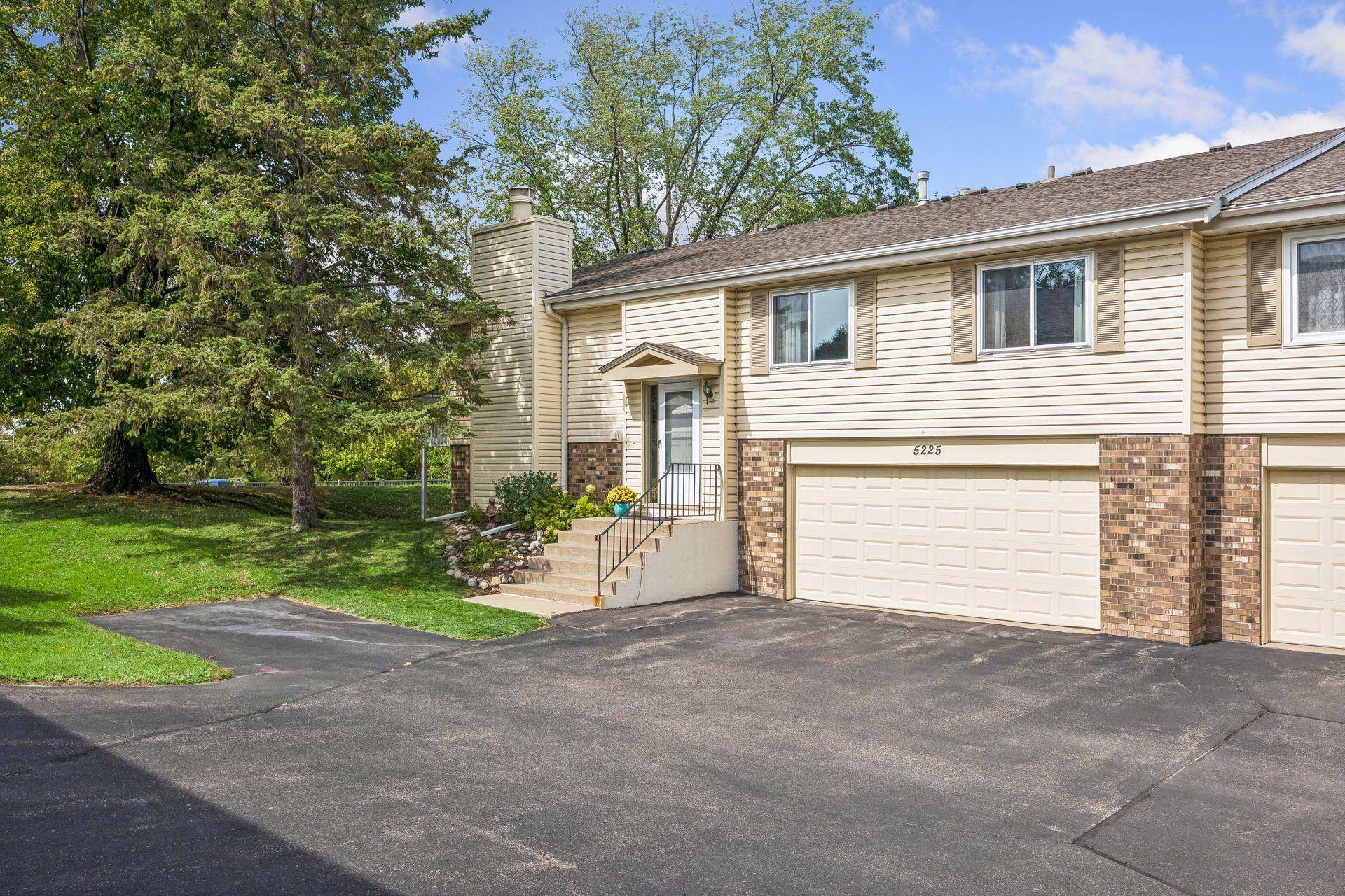 5225 Beachside DR, Minnetonka, MN 55343