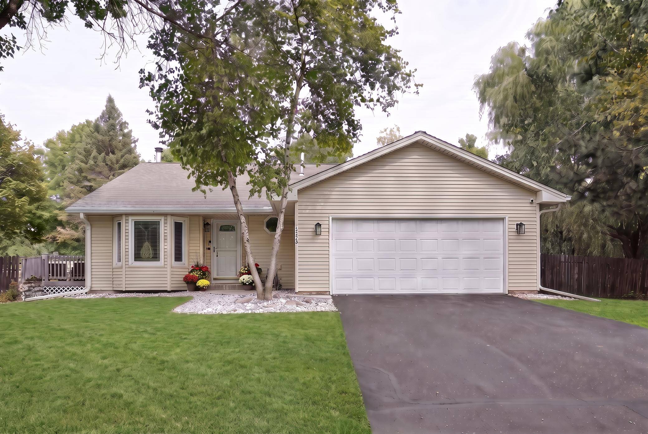 970 Redwing CT, Chanhassen, MN 55317