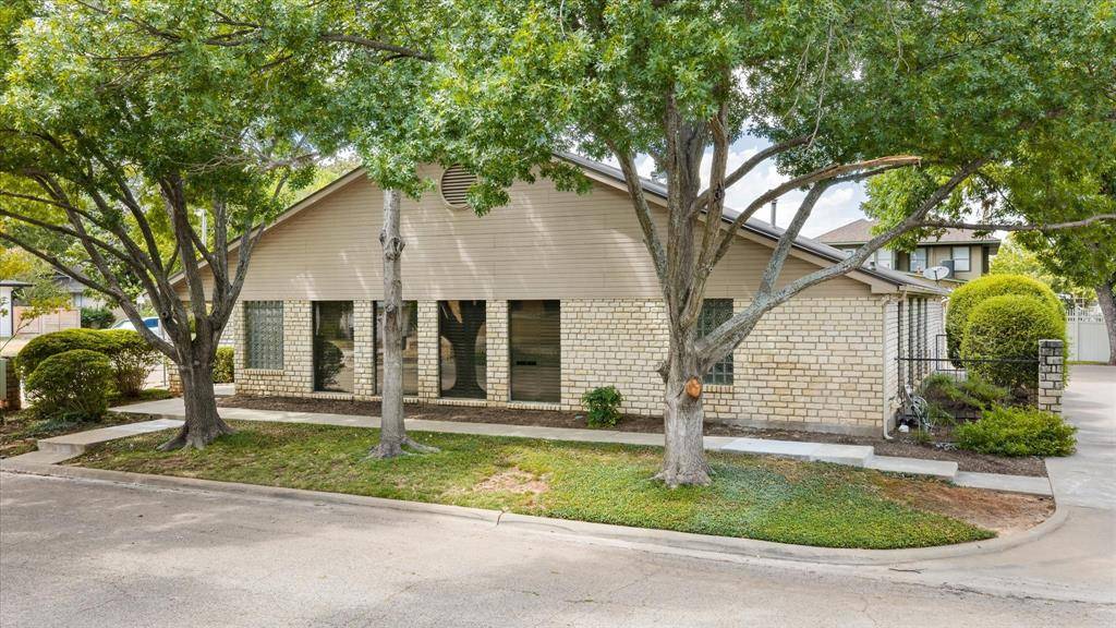 310 W Bluff Street, Granbury, TX 76048