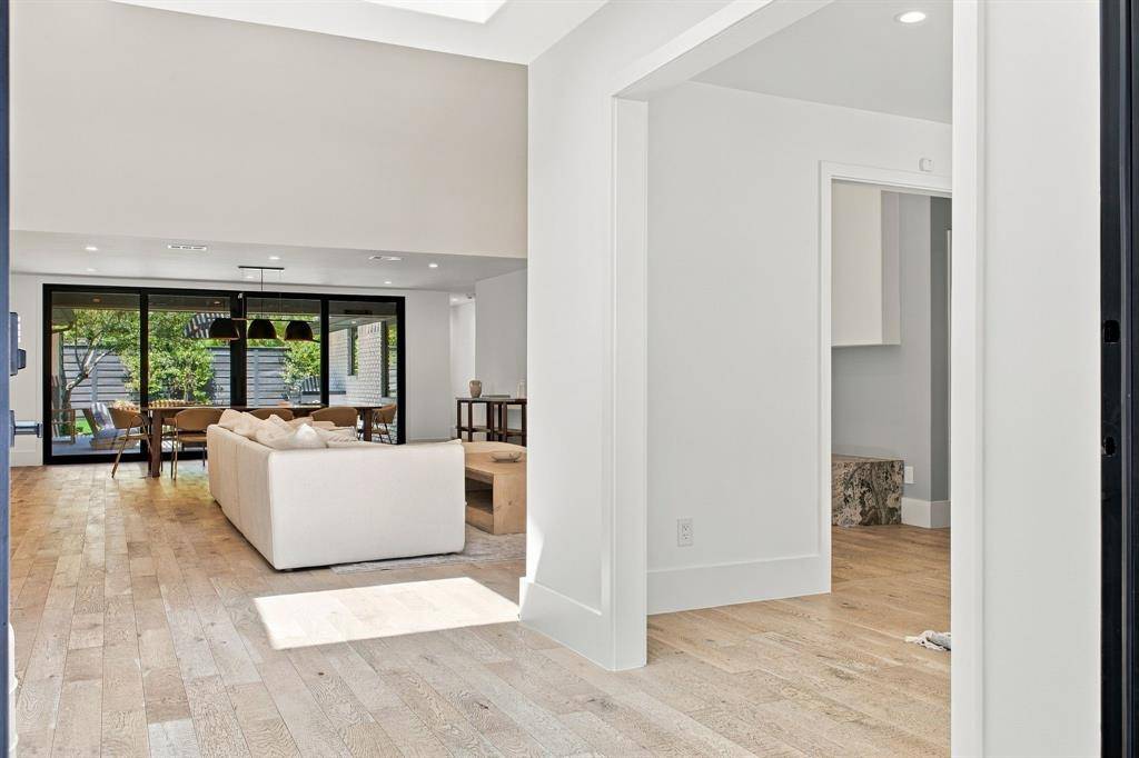 6915 Stefani Drive, Dallas, TX 75225