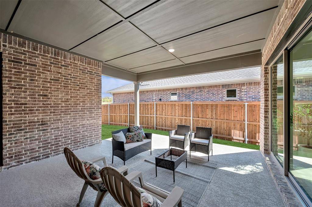 2085 Pine Grove Lane, Arlington, TX 76005