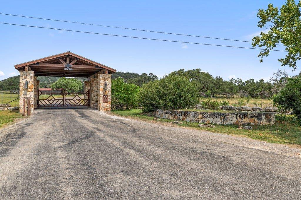241 E Lynx CV, Blanco, TX 78606