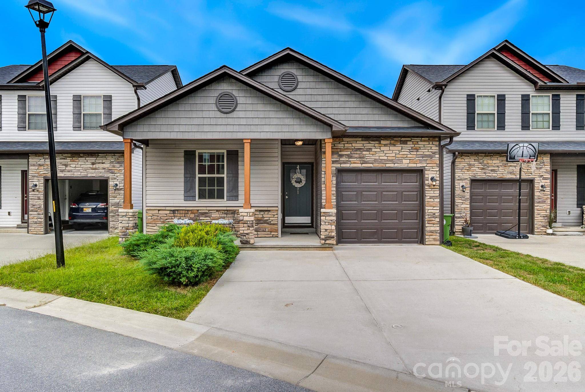 91 Cardwell LN, Fletcher, NC 28732