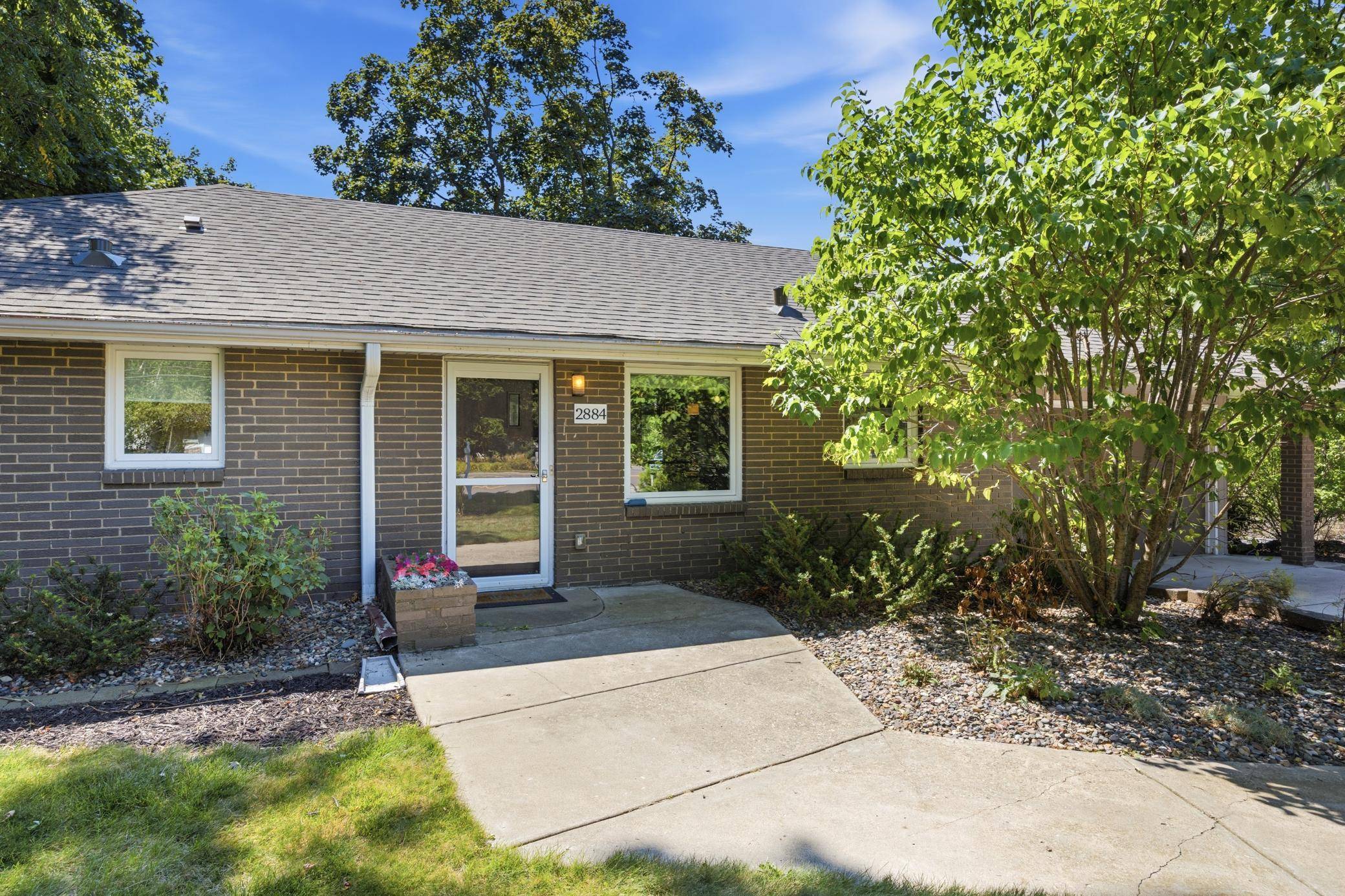 2884 W Owasso BLVD, Roseville, MN 55113