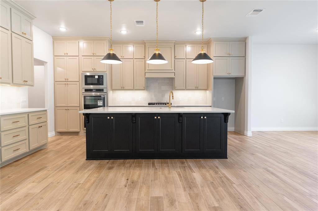 3305 Broadmoore DR, Moore, OK 73160