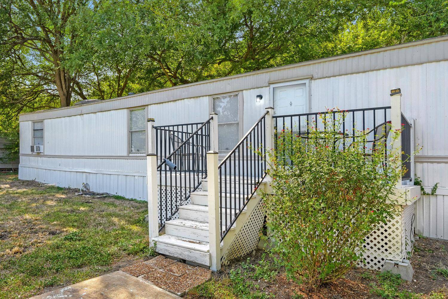 208 Circle DR, Buda, TX 78610