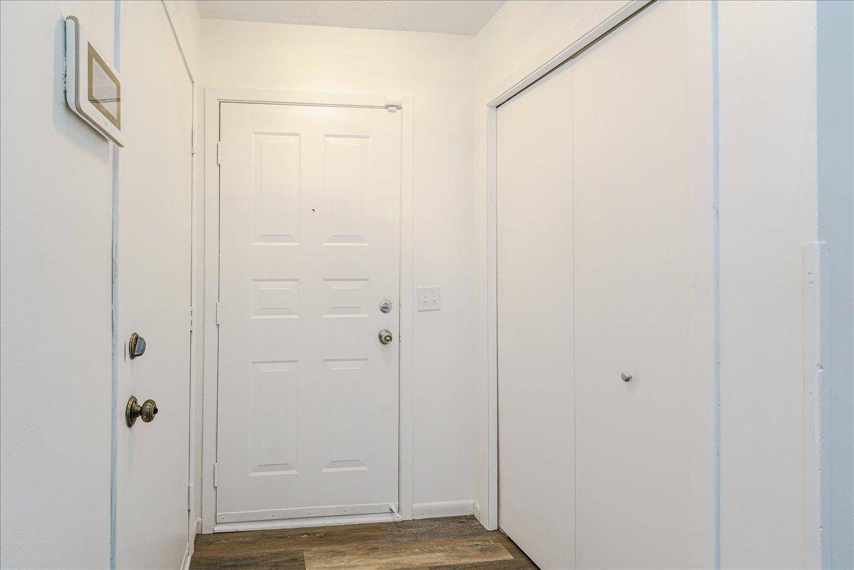 1712 Rio Loma DR, Burnsville, MN 55337