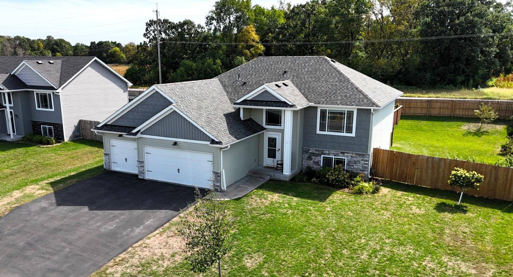 707 Hickory ST SW, Isanti, MN 55040