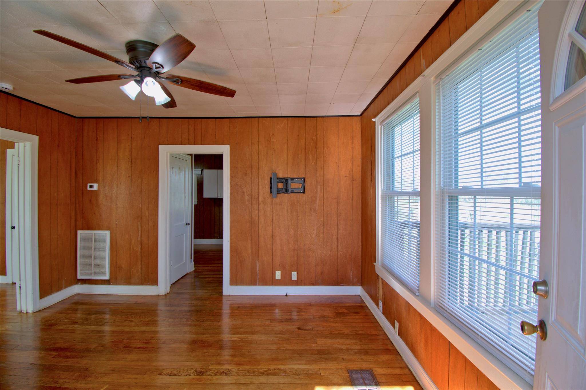 8402 Elroy RD, Del Valle, TX 78617