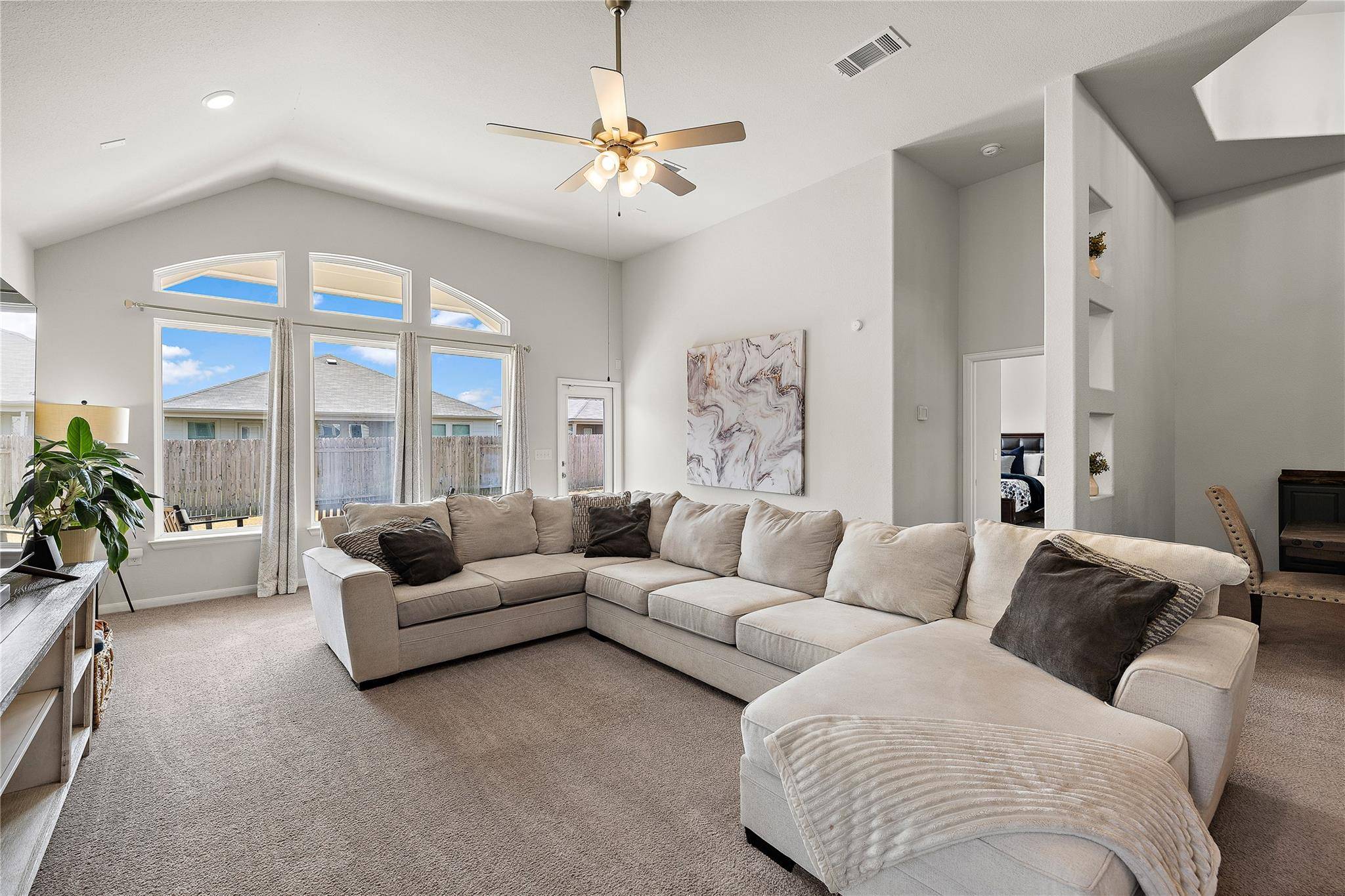 521 Hendelson LN, Hutto, TX 78634
