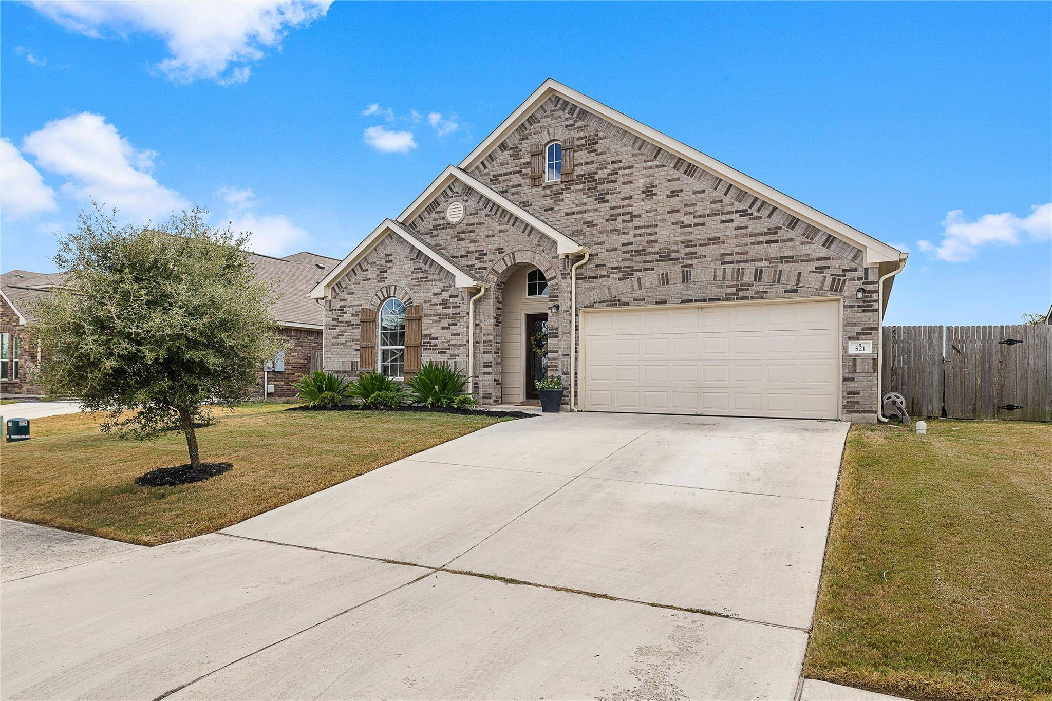 521 Hendelson LN, Hutto, TX 78634