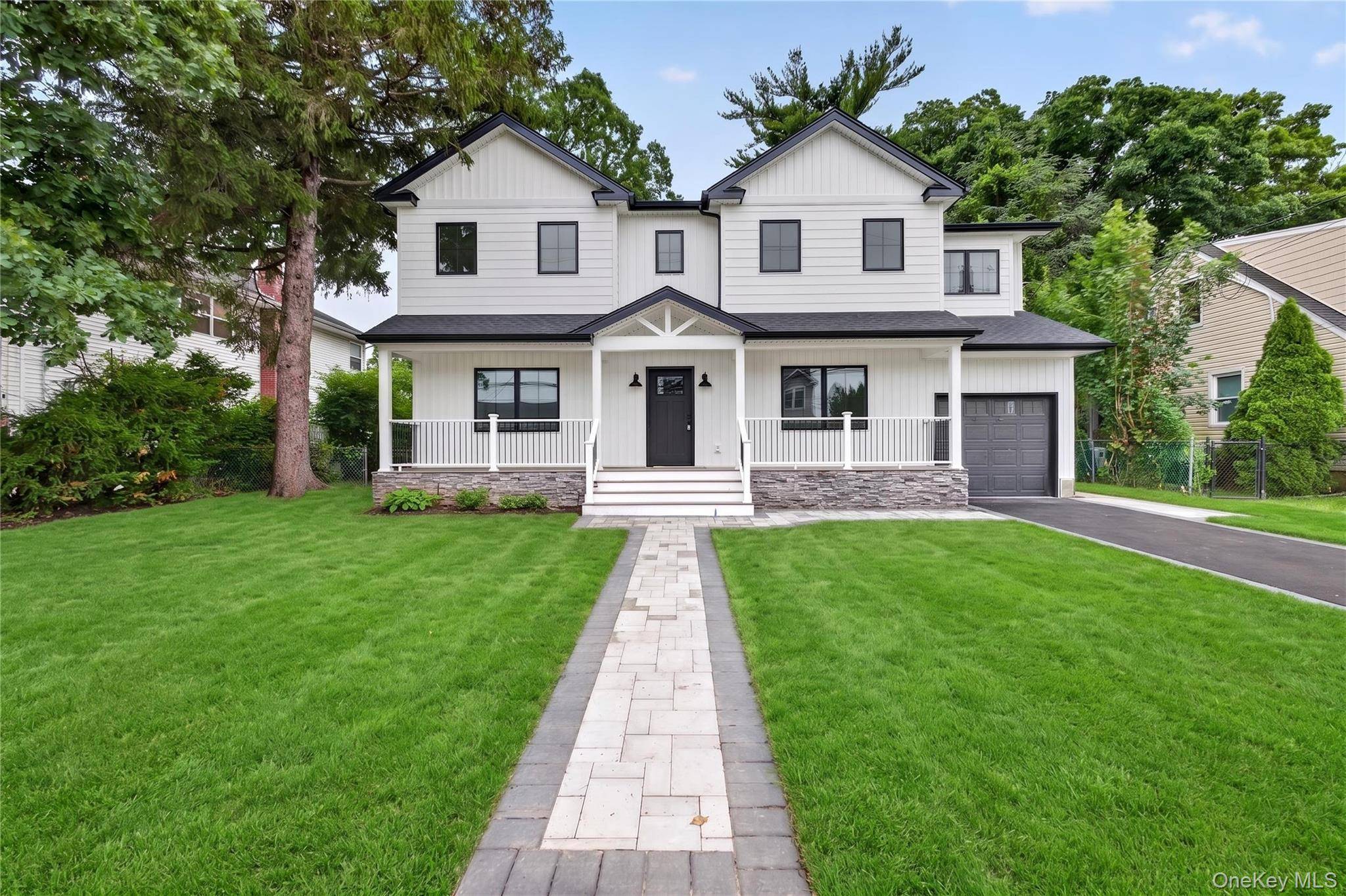 238 N Oak ST, Massapequa, NY 11758