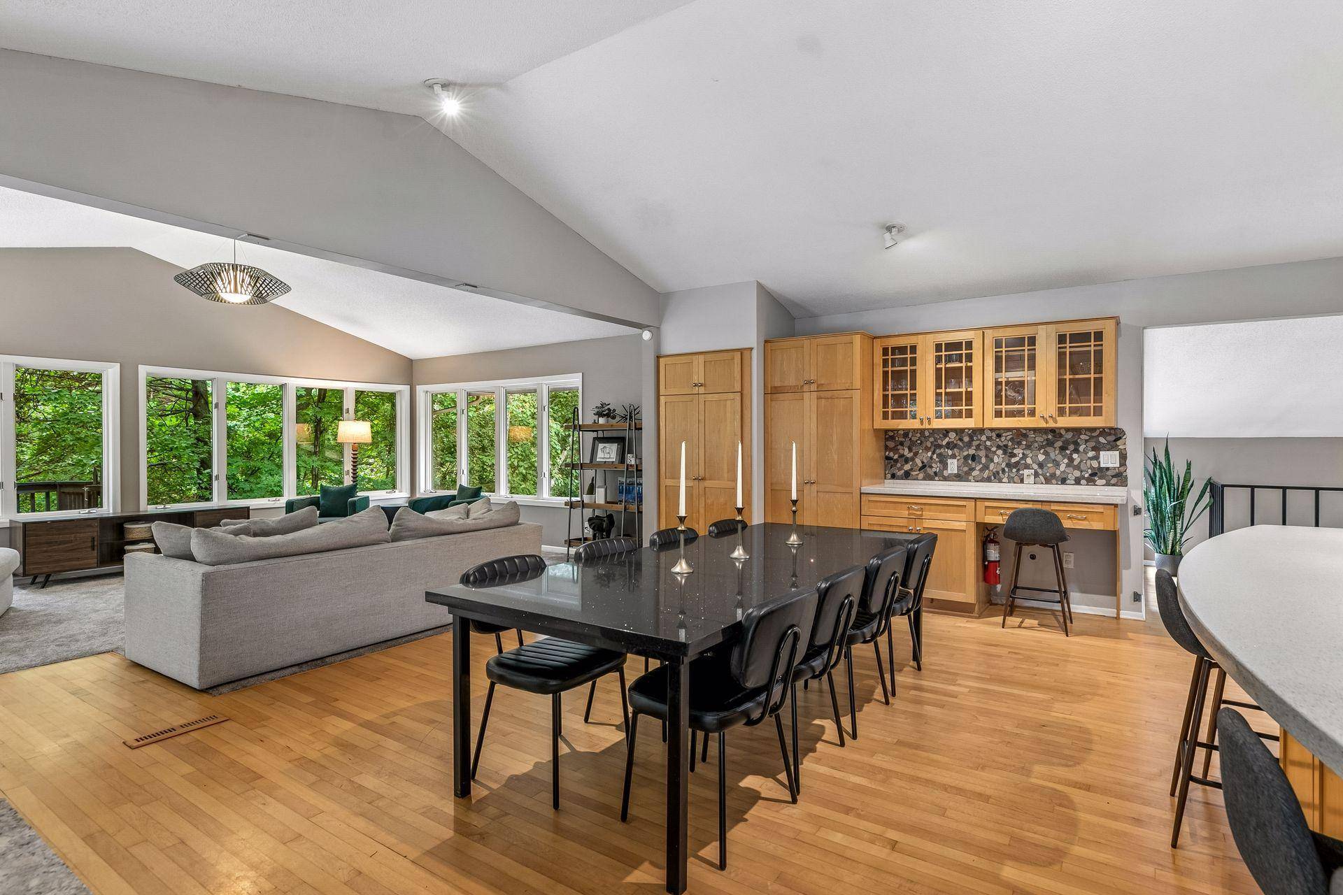 15 High Circle WAY, North Oaks, MN 55127