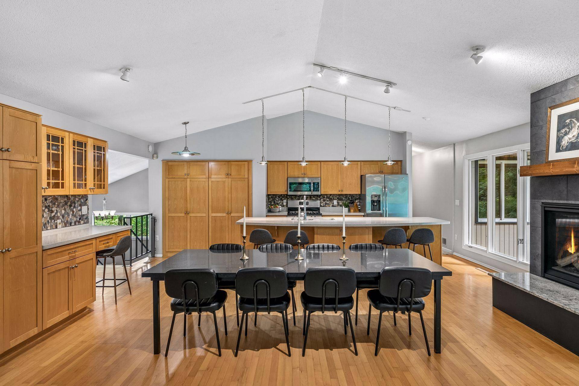 15 High Circle WAY, North Oaks, MN 55127