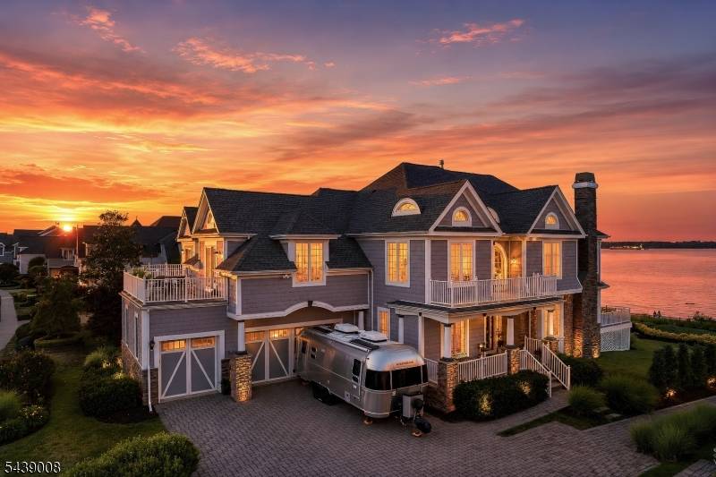 23 Lighthouse Dr, South Amboy City, NJ 08879
