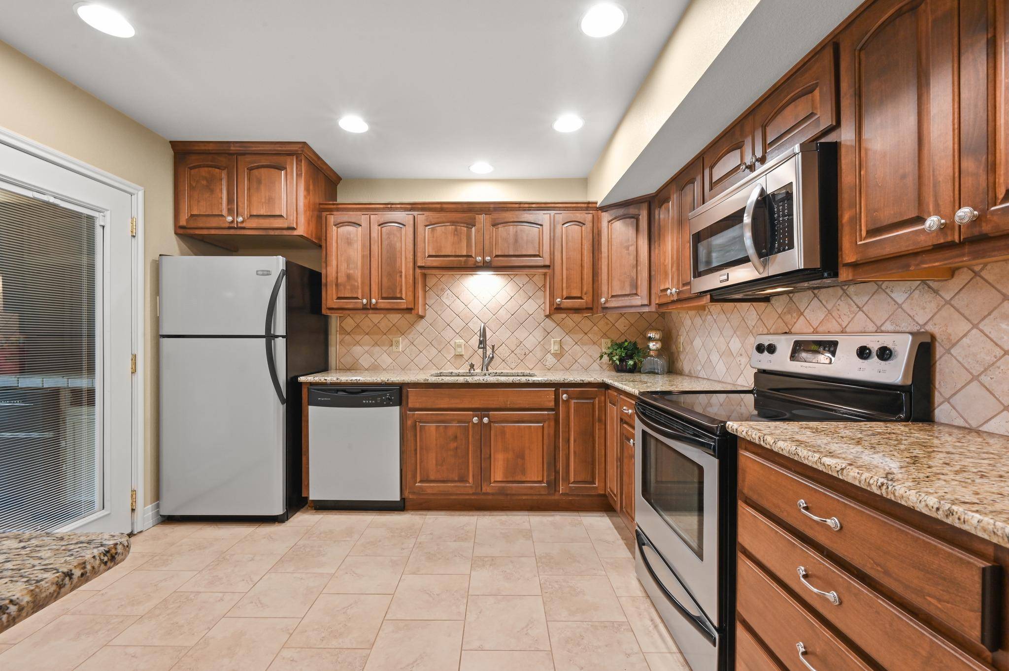 176 World Of Tennis SQ, Lakeway, TX 78734