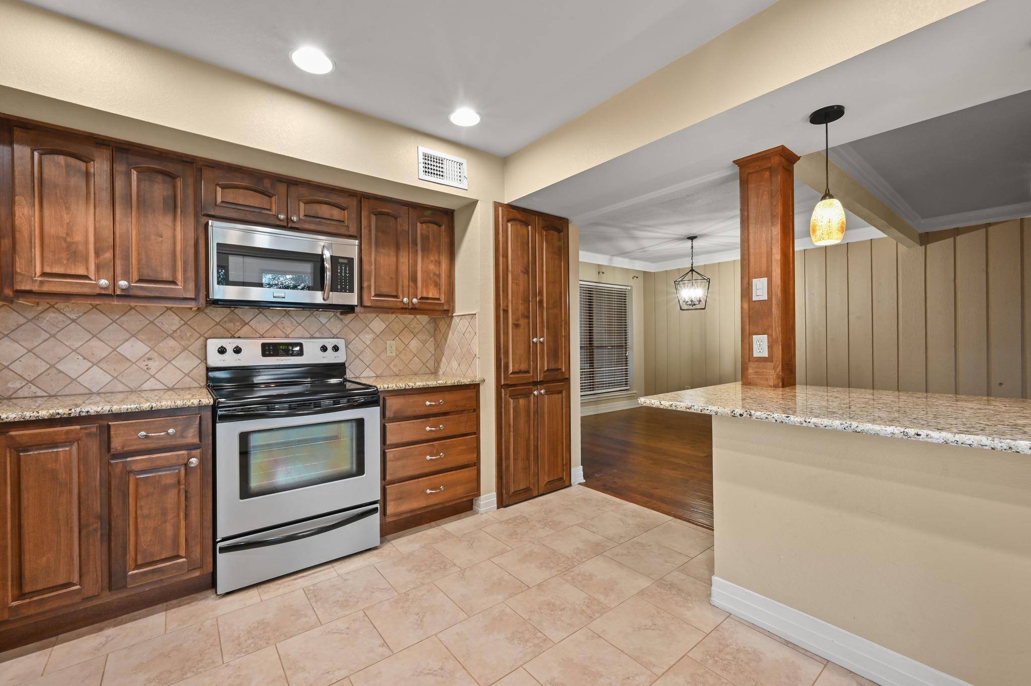 176 World Of Tennis SQ, Lakeway, TX 78734