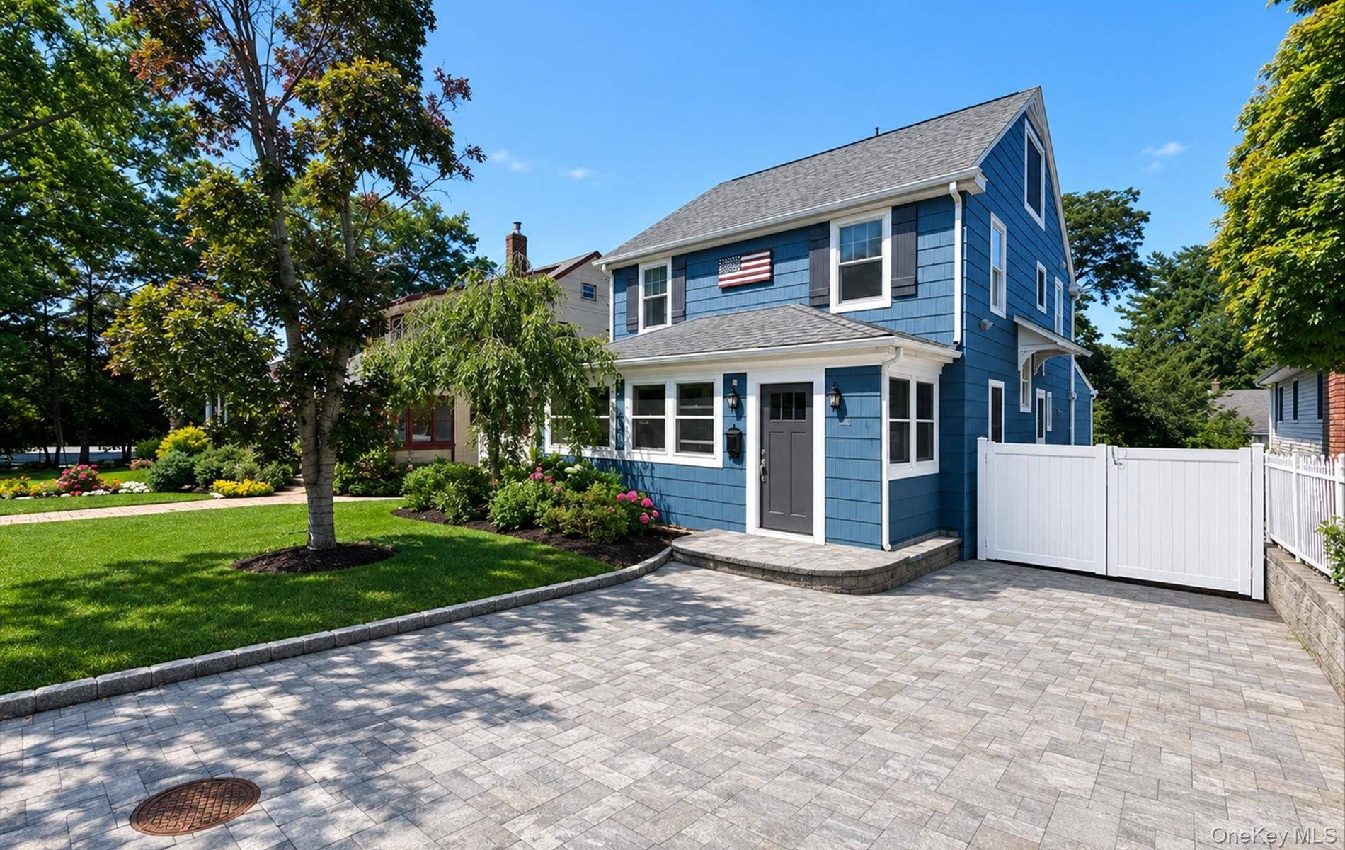 182 School ST, Oyster Bay, NY 11771