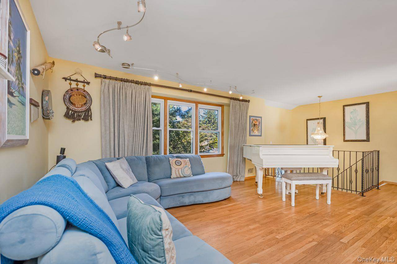 16 Wendy LN, East Northport, NY 11731