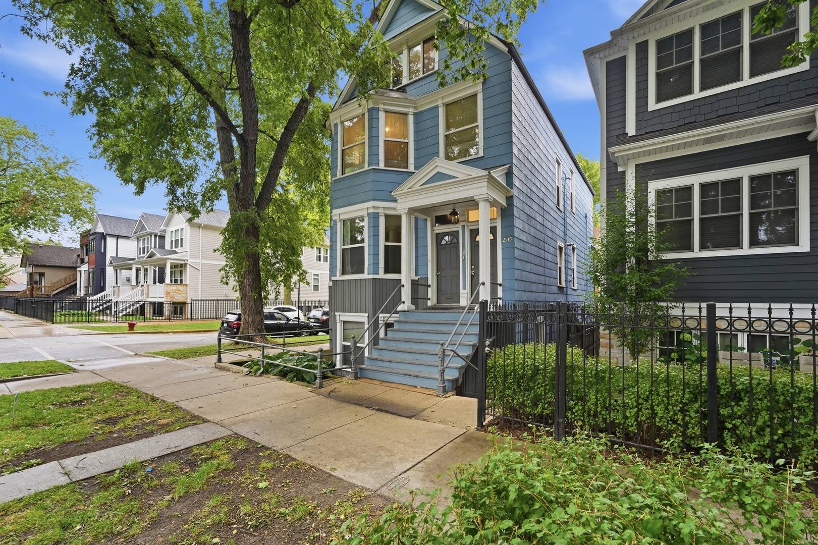 2135 W Barry AVE, Chicago, IL 60618