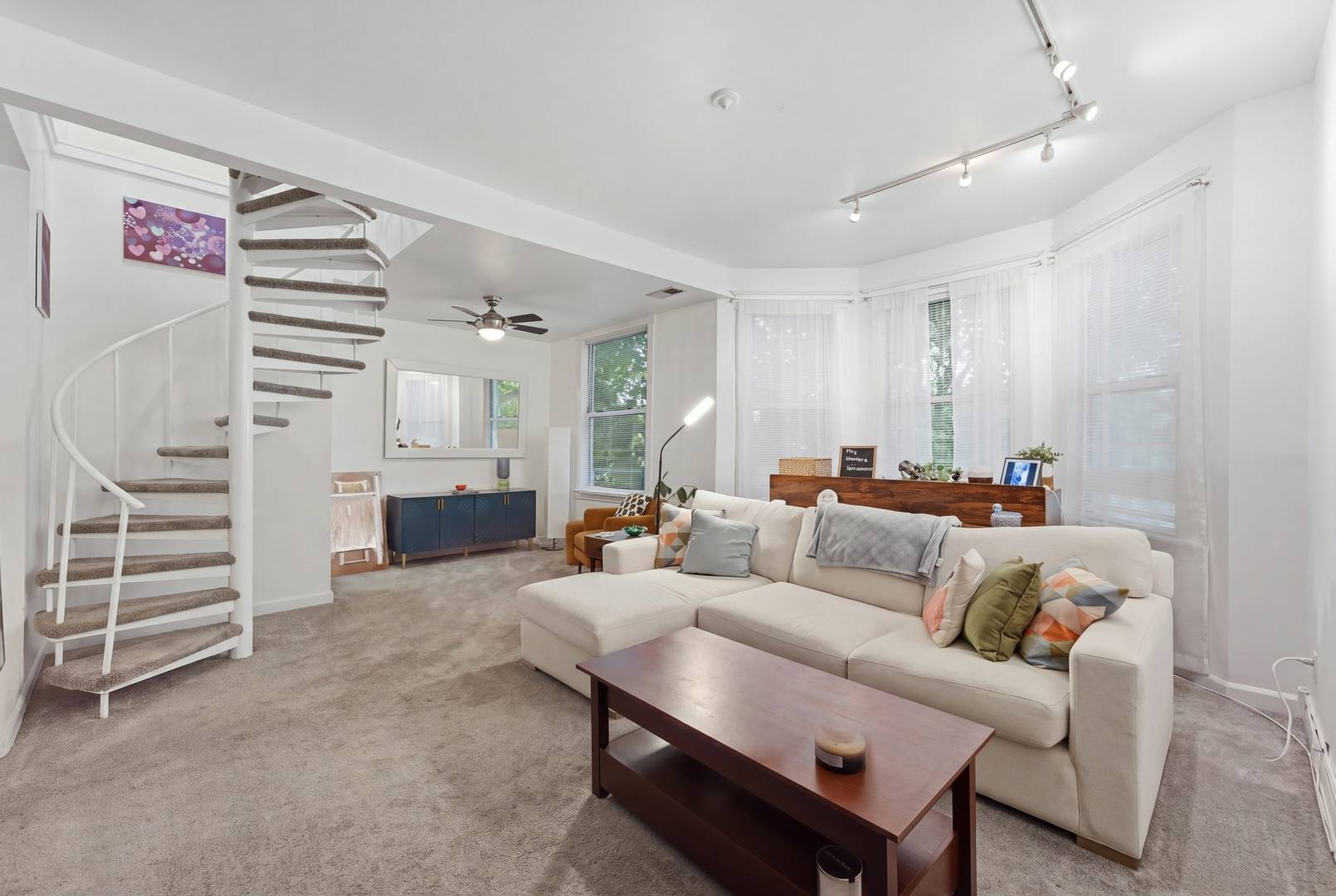 2135 W Barry AVE, Chicago, IL 60618