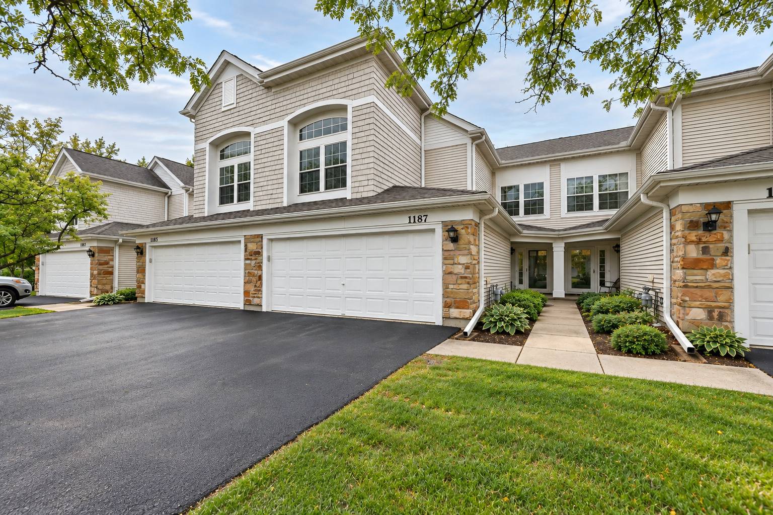 1187 Bristol LN, Buffalo Grove, IL 60089