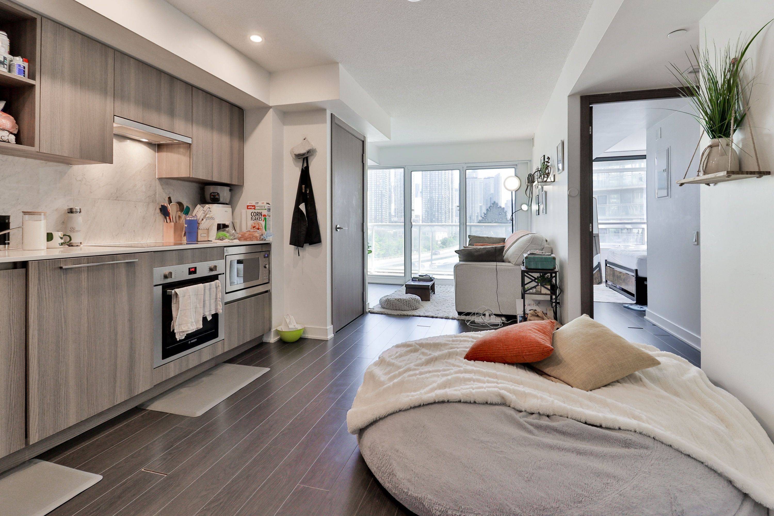 17 Bathurst ST #812, Toronto C01, ON M5V 0N1