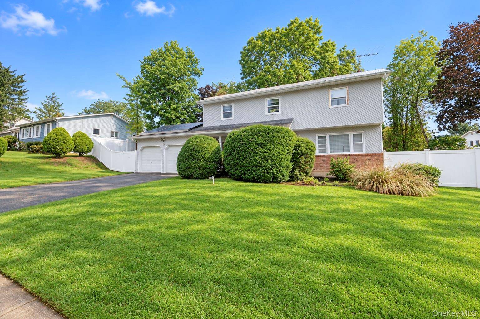 38 Waterford DR, Wheatley Heights, NY 11798