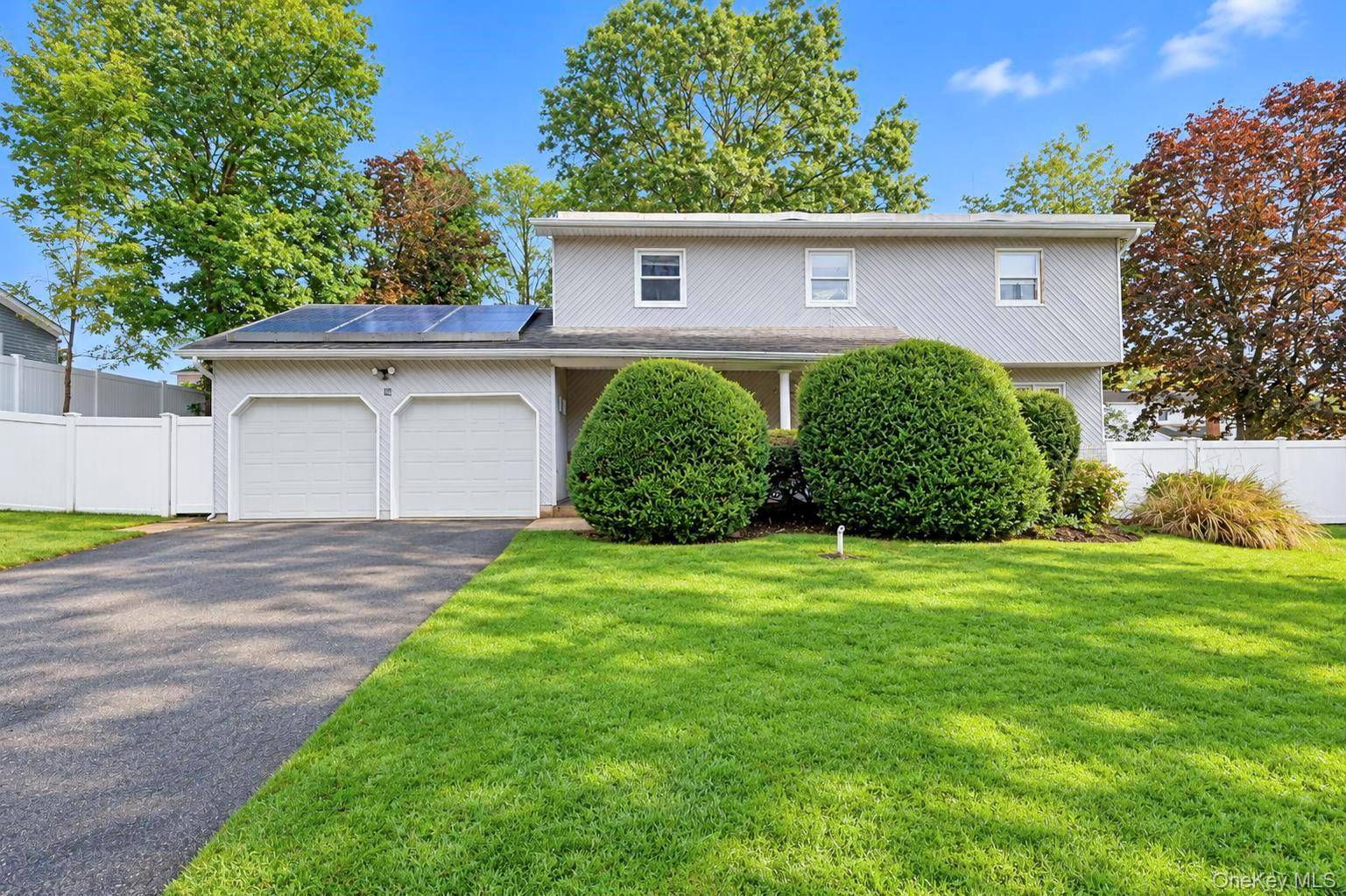 38 Waterford DR, Wheatley Heights, NY 11798