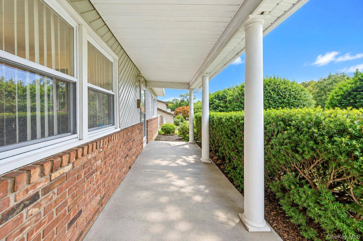 38 Waterford DR, Wheatley Heights, NY 11798