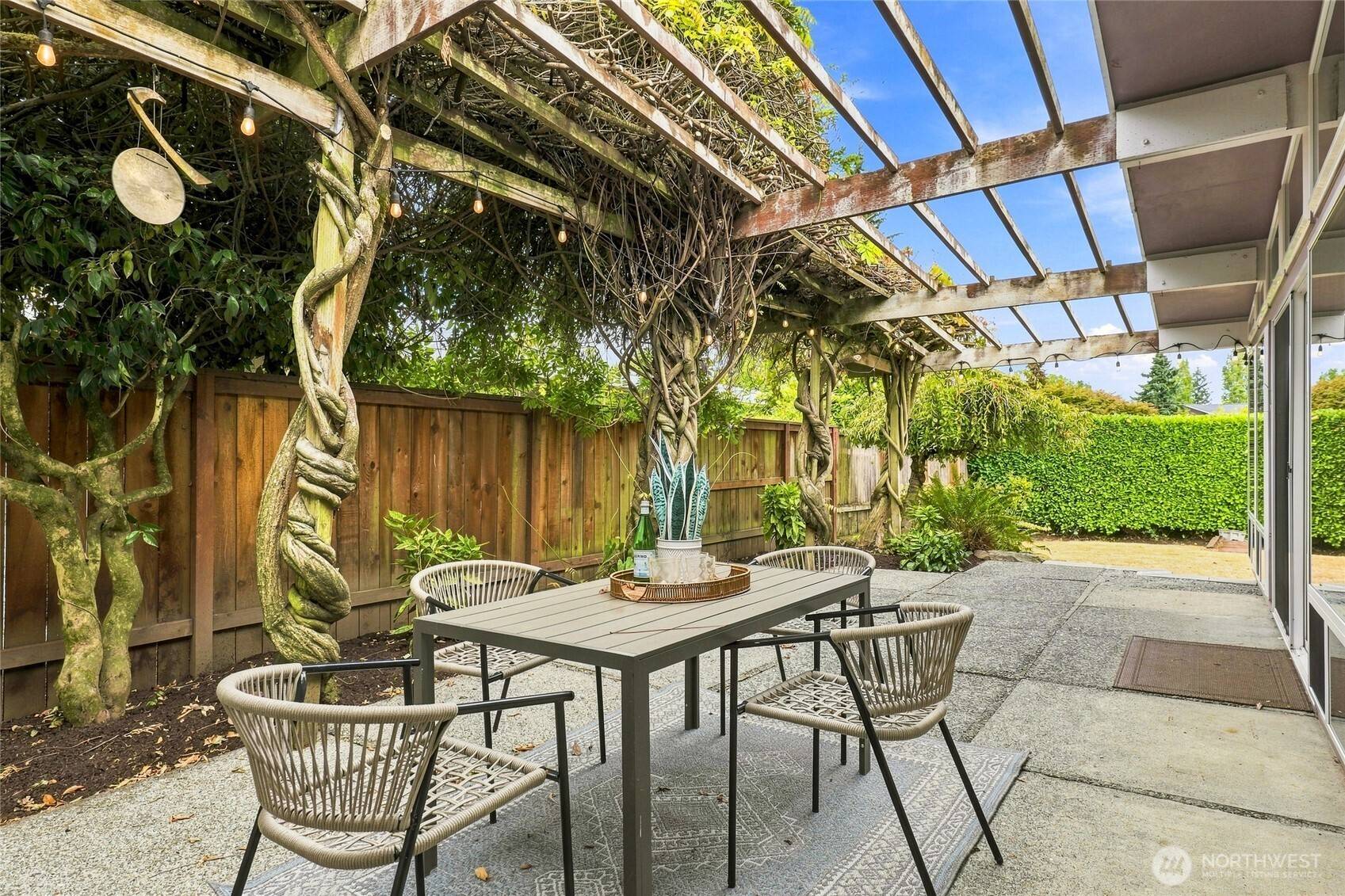 8218 SE 36th ST, Mercer Island, WA 98040