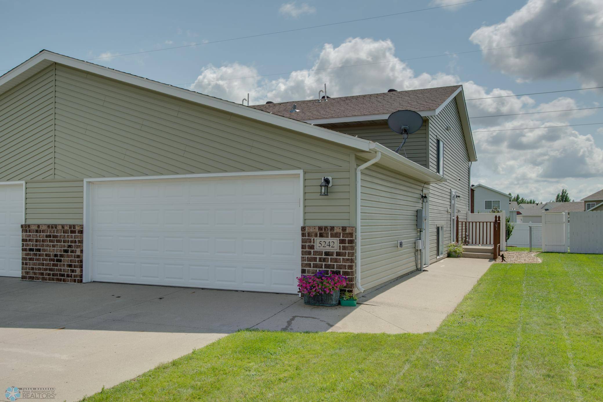 5242 48th AVE S, Fargo, ND 58104