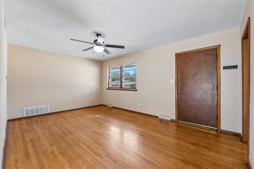 128 Leonard LN, Midwest City, OK 73110