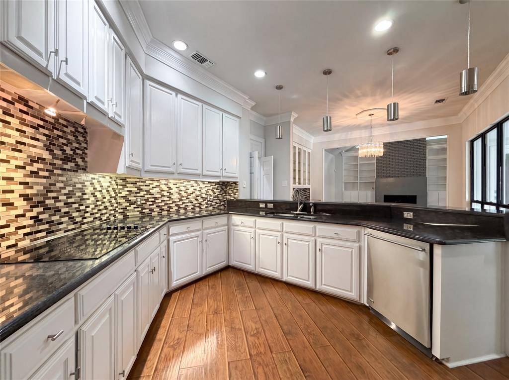 2405 Castle Rock Road, Arlington, TX 76006