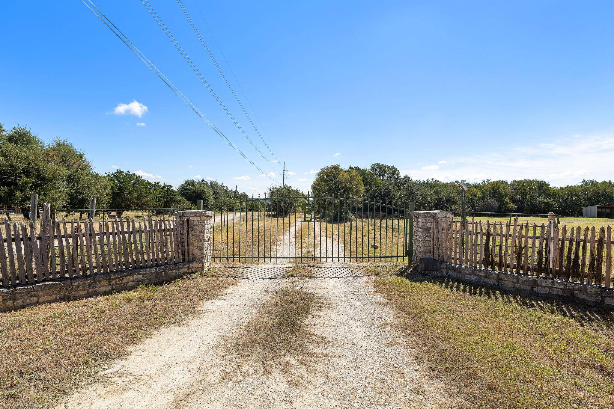 305 Hidden Oaks LN, Liberty Hill, TX 78642