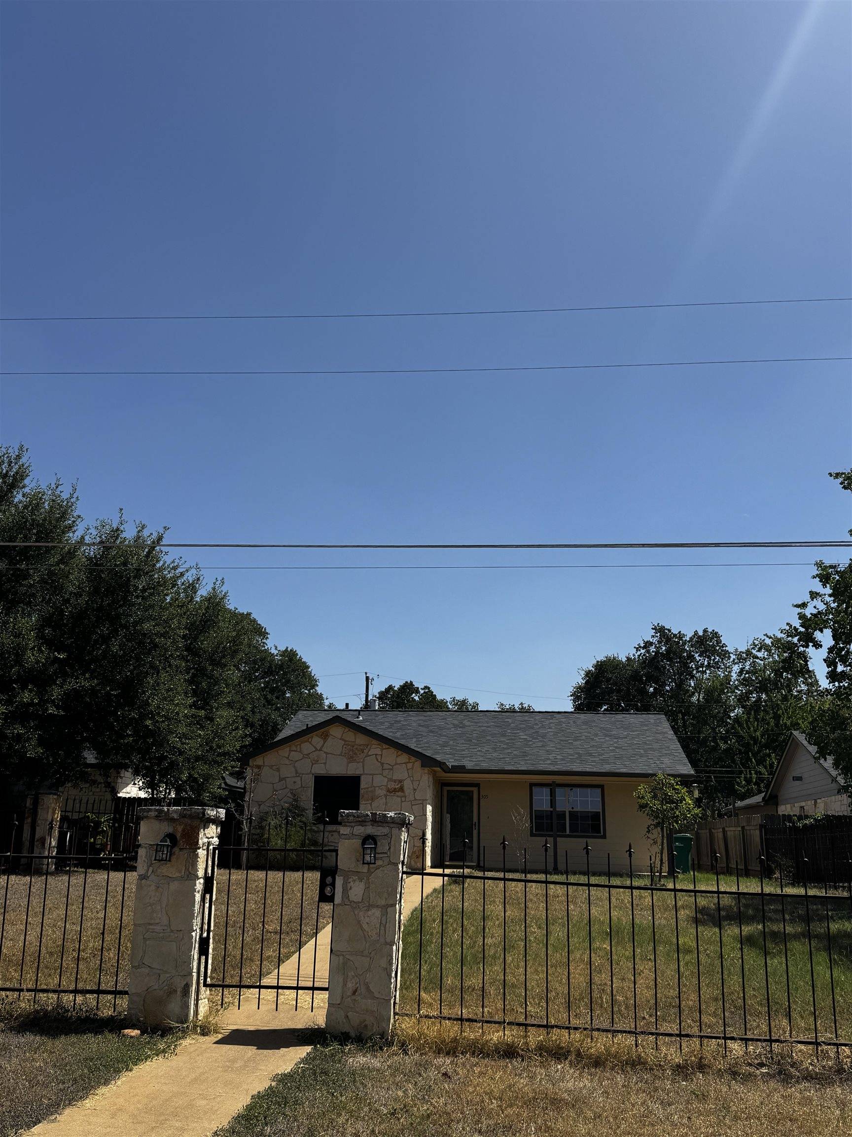 305 AVE R, Marble Falls, TX 78654-7634